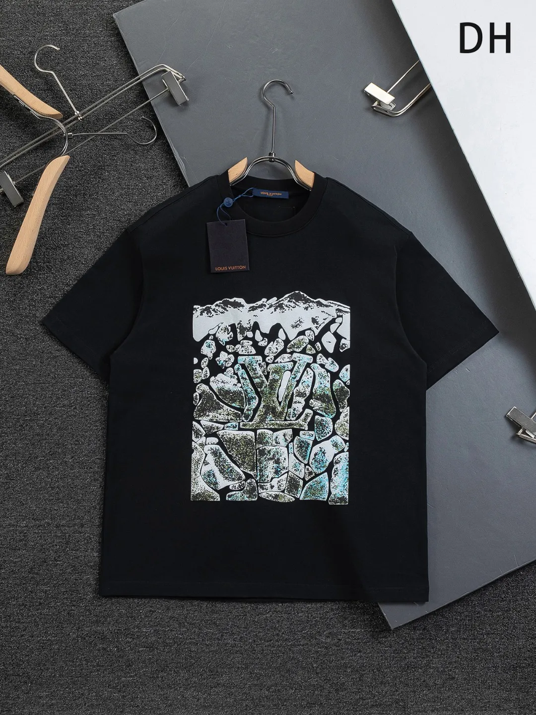 🅿️190 Louis Vuitton 1V LV lv slightly wide version S-XL LV 26ss new products are available at counters at the same time. Multiple craftsmanship Snow Mountain🏔️Ski⛷️Flocked Foam Print Ski⛷️ series T-shirts, the front foam print combines snow mountains, forests and abstract cracks, with the LV logo hidden, full of artistic sense. Round neck short-sleeved T-shirt, same style for men and women! Consigned to one-to-one creation. Synchronized with the official website, pure cotton fabrics at the counter! It is close to the skin and comfortable, durable and easy to wear. It has a classic and simple logo design and meticulous original craftsmanship. Short-sleeves, a must-have item for men, do not appear to be the same for the general public, but must be unique and eye-catching. This LV short-sleeve is all about quality, comfort, the same shape and fashion as always, including fabrics and cutting techniques. All of them have been made with great effort! 320 grams of washed pure cotton fabric, pure cotton is breathable, very refreshing and comfortable for daily wear. The rib knitting on the neckline is smooth and tight, and the neckline will not be skewed if you toss it at will. The loose version, you will find that it looks really good on the upper body. The overall is minimalist and neat, super versatile for daily use! Pair it casually with a pair of pants for a youthful look. A T-shirt will make your outfit crazy. It is a fashionable item that can never go wrong! Color: Black White Size: S-XL Size chart: S: Shoulder width 50-Bust 56-Length 70 M: Shoulder width 52-Bust 57-Length 72 L: Shoulder width 54-Bust 59-Length 74 XL: Shoulder width 56-Bust 62-Length 76